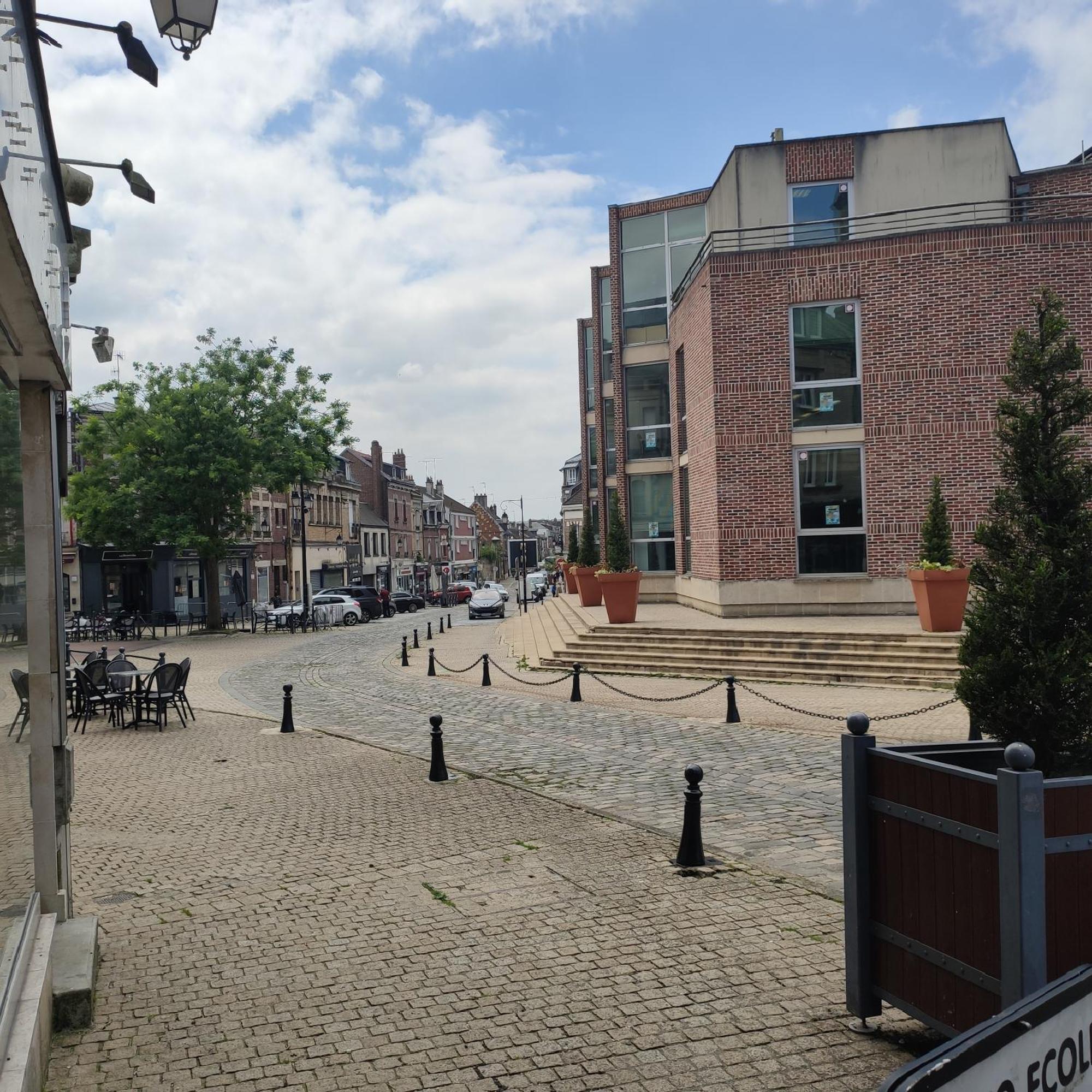 Dans Le Centre Historique Apartment Noyon Bagian luar foto